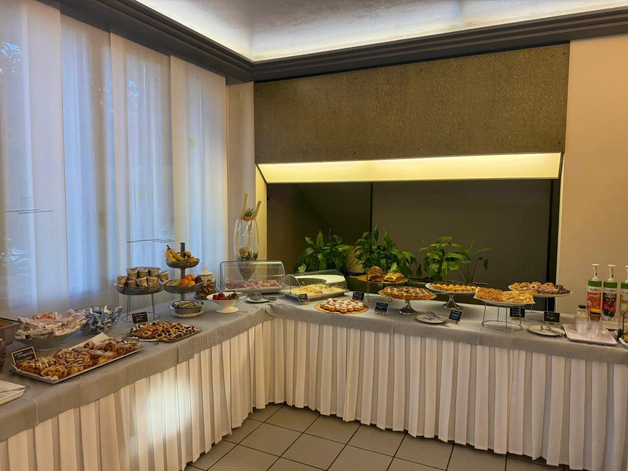 Park Hotel กัสโตรกาโรแตร์เม ภายนอก รูปภาพ