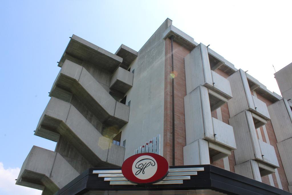 Park Hotel กัสโตรกาโรแตร์เม ภายนอก รูปภาพ