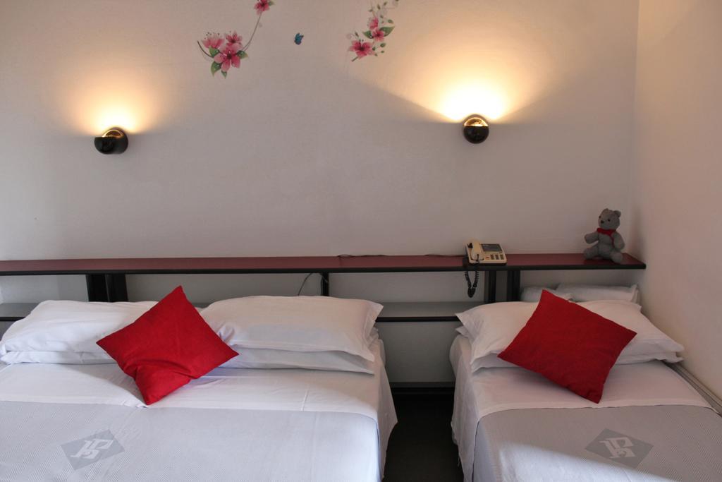 Park Hotel กัสโตรกาโรแตร์เม ภายนอก รูปภาพ