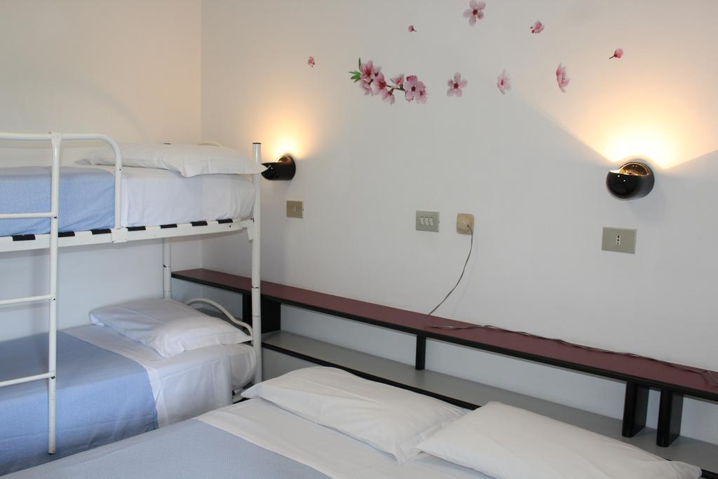 Park Hotel กัสโตรกาโรแตร์เม ภายนอก รูปภาพ